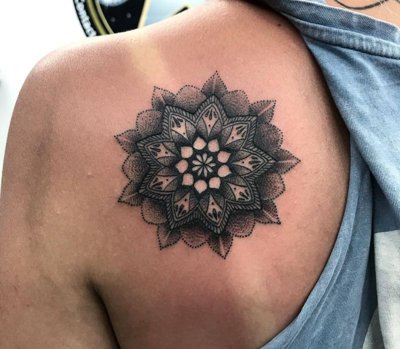  Tatouage mandala derrière l'épaule